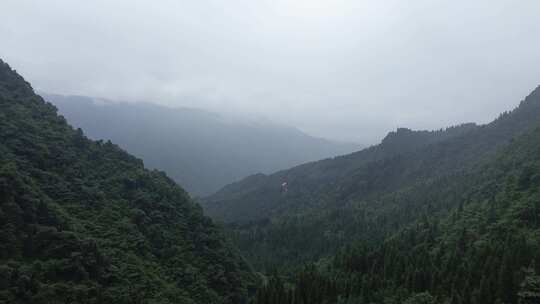 云雾缭绕四川九峰山、巍峨大山