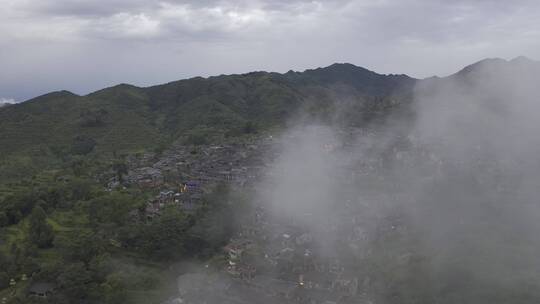 雨后穿云山里的山村