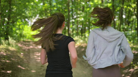 两个女人在树林里跑步视频素材模板下载