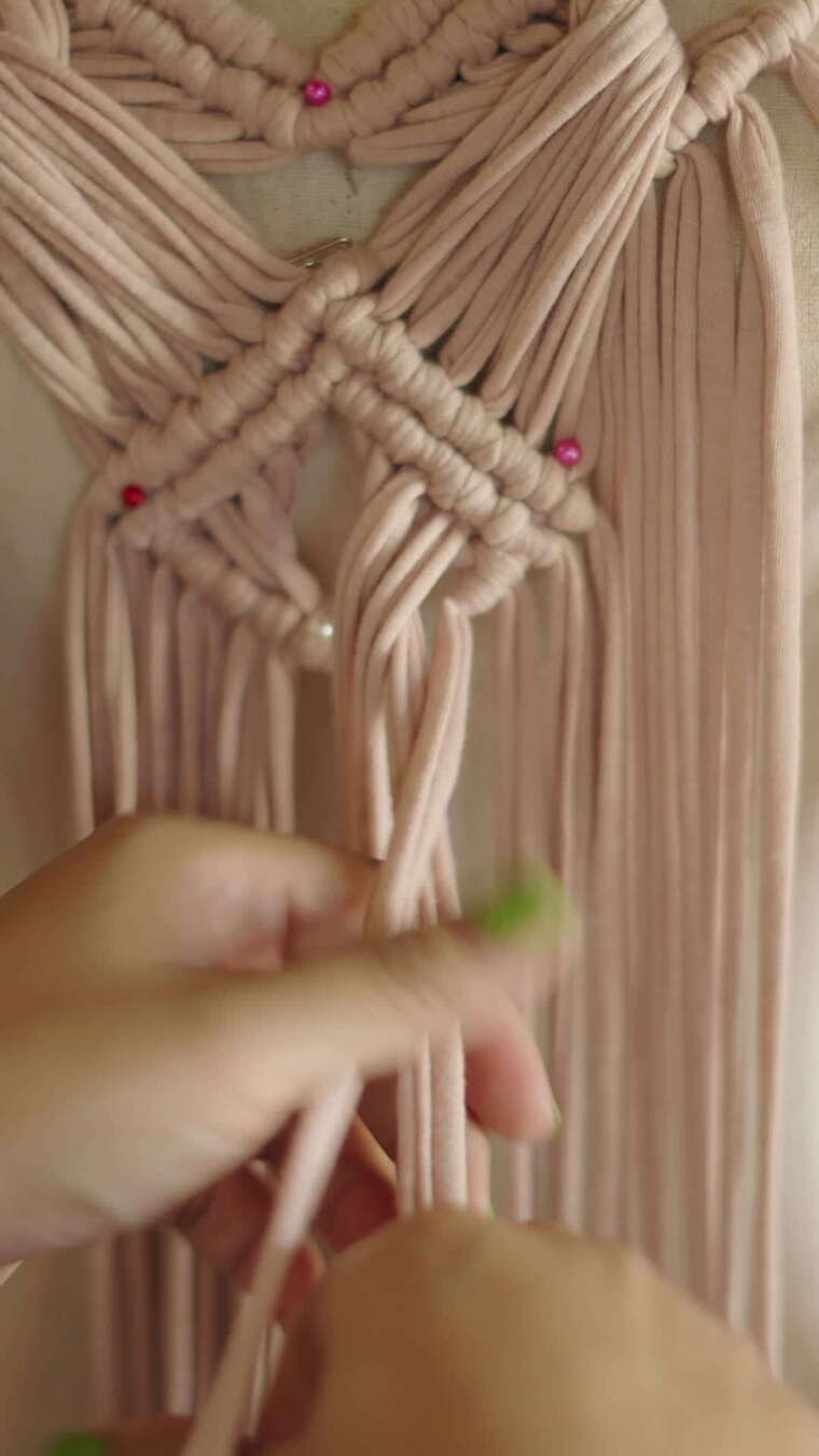 女士穿着粉色连衣裙打结