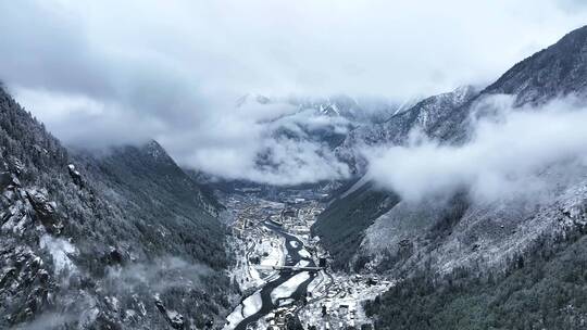 西藏雪山云雾航拍