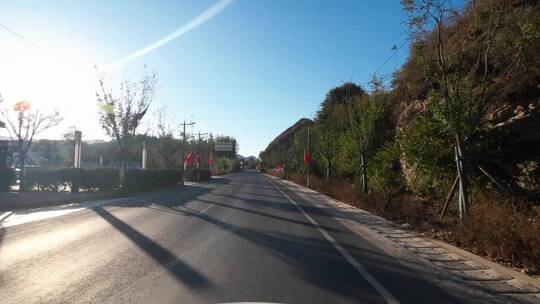 驾车开车乘车行驶在城市道路上第一视角