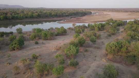 空中：土路通向非洲灌木丛中旱季的河沙
