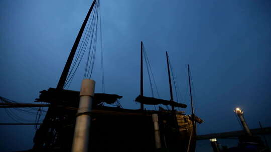 傍晚渔船
