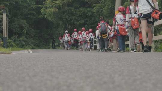 夏令营在农村徒步旅行