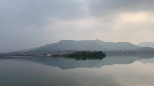 济南南部山区，卧虎山水库秋景