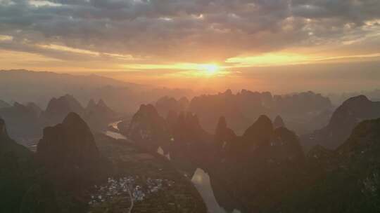 航拍桂林山水风光日出与喀斯特山峰