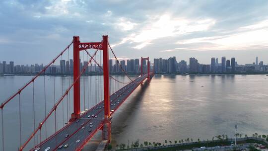 武汉鹦鹉洲长江大桥平视直推镜头，2022最新