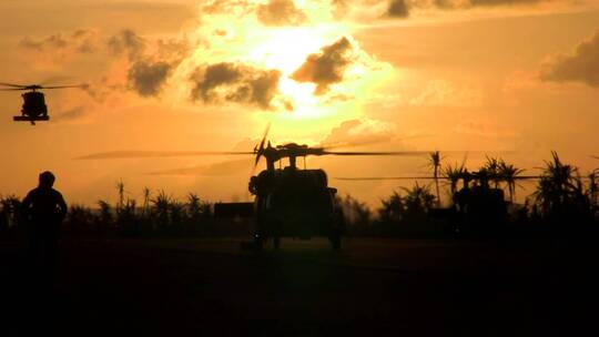 夕阳下的直升机