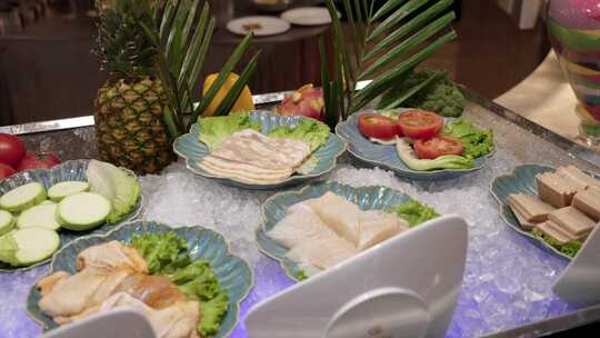 酒店餐厅自助餐客人吃饭