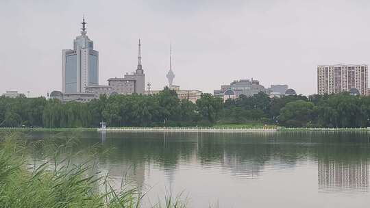 莲花池远眺雨中北京西站