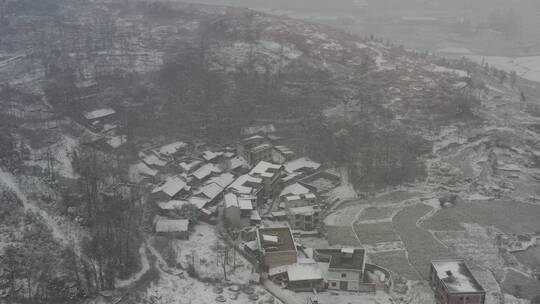 白雪覆盖小山村