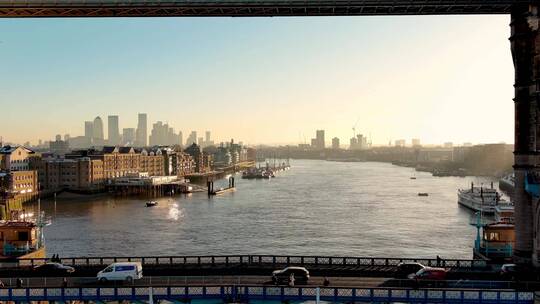 航拍伦敦桥伦敦日出阳光照在泰晤士河上