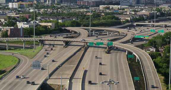 德克萨斯州休斯顿288高速公路上汽车的无人机视图
