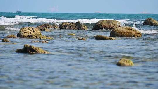 早晨大海海浪浪花拍打礁石升格慢动作