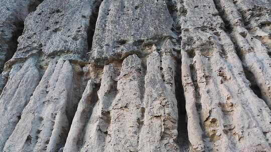 峡谷岩石山壁