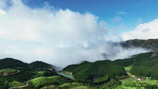 蓝天白云阳光下桂林天湖的高山风光