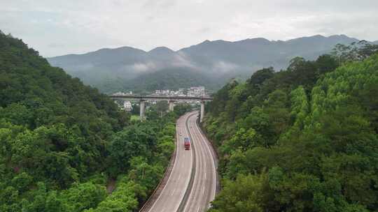 山间公路及桥梁俯瞰货车运输