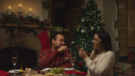 圣诞树下吃晚餐的夫妻