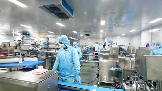 零食工厂生产蛋黄酥食品工人操作生产线