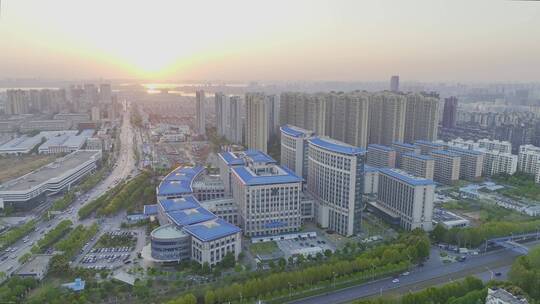 武汉大学人民医院光谷院区日落黄昏镜头视频素材模板下载