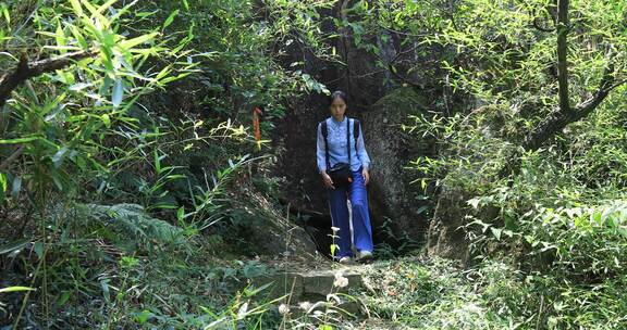 母女户外山林巨石洞穴探险