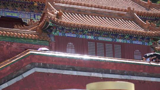 游客参观中国古建筑琉璃瓦明清