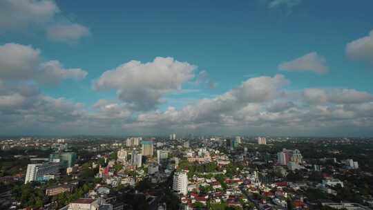 城市鸟瞰图，高楼大厦与蓝天白云相映延时