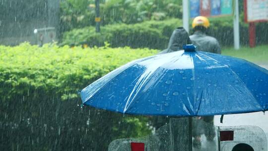 暴雨中行走的外卖员背影视频素材