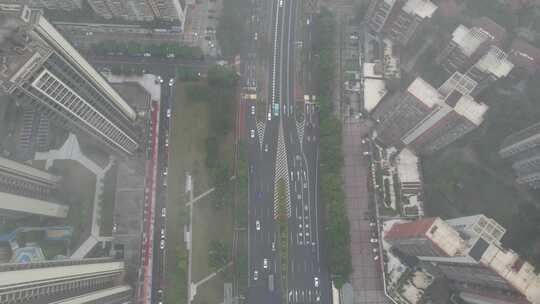 雨雾中的城市道路航拍