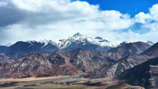 帕米尔高原的雪山美景