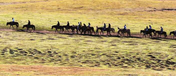 秋日草原骑马游玩的人们