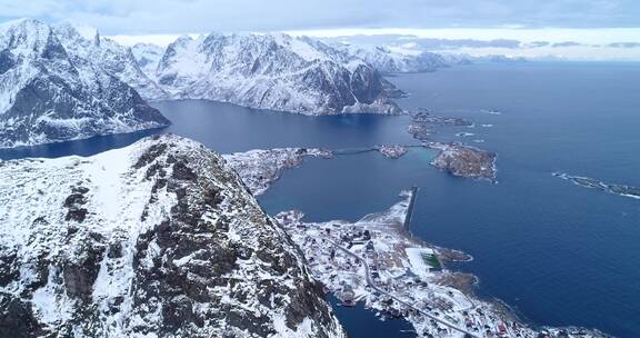 鸟瞰挪威被白雪覆盖的洛弗敦群岛