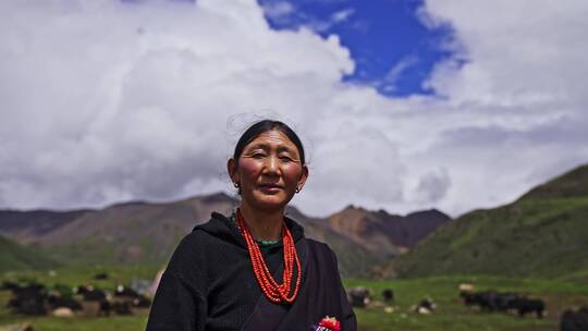 西藏那曲萨普神山下的牧民视频素材模板下载