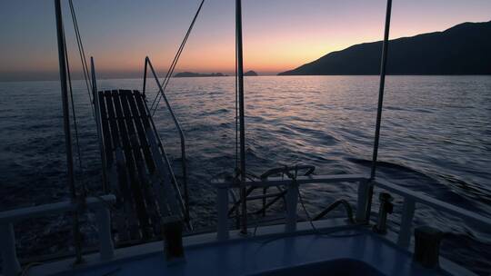 日落时分在公海上航行的游艇