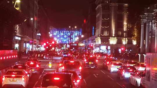 用圣诞灯装饰的伦敦繁忙街道上的夜间旅行