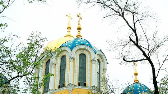 靓丽的鹅黄色教堂