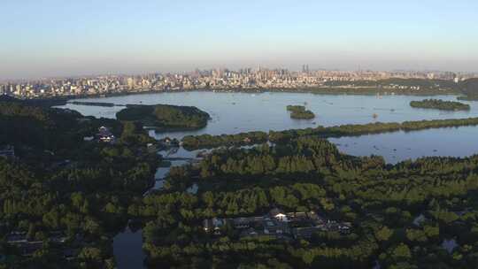 航拍杭州西湖全景与夏季晴天的城市天际线