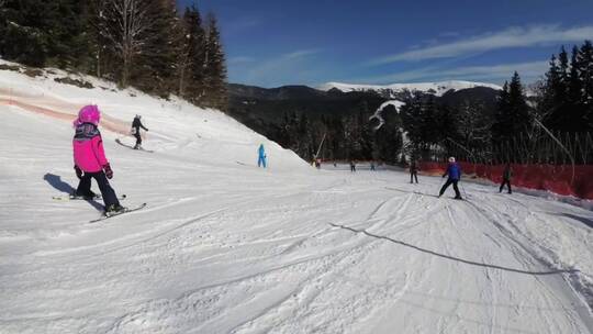 沿着拥挤的滑雪山道走下去