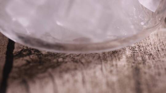 玻璃碗装一碗冰块