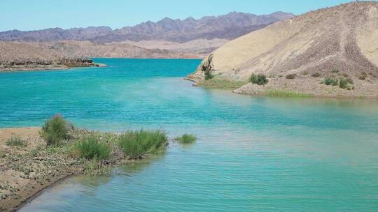 荒漠中翠绿的湖泊