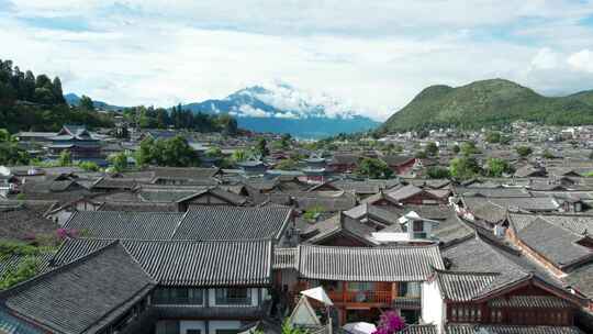 丽江古城航拍古建筑木府延时玉龙雪山地标