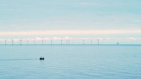 海上的风力涡轮机旋转海