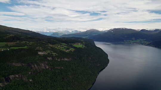 空中拍摄，在挪威一个大峡湾的森林覆盖的岬视频素材模板下载