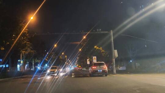 第一视角汽车穿行在城市夜晚的公路上
