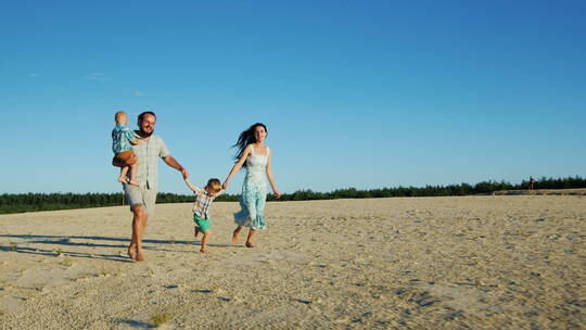 快乐家庭在海边奔跑