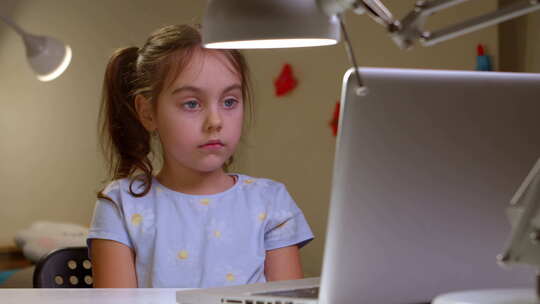 女孩看着她的笔记本电脑