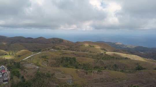 巴厘岛努沙佩尼达天线宝宝山的鸟瞰图，阴天覆盖着郁郁葱葱的绿色g