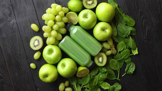 放在黑色木桌上的绿色水果和蔬菜