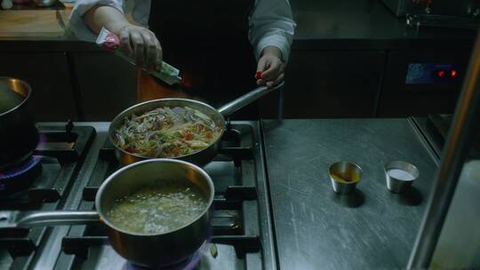 厨师正在厨房烹饪美食